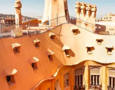 Descubre la Casa Milà: Un imprescindible en tu viaje a Barcelona por su impactante arquitectura modernista