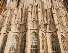 Descubre la majestuosidad de la Sagrada Familia en Barcelona: una visita imperdible en tu viaje de turismo